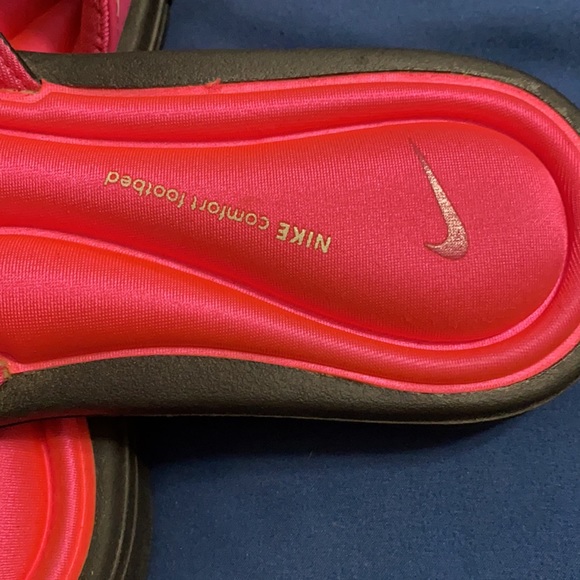 Women’s Nike slides - Picture 4 of 4